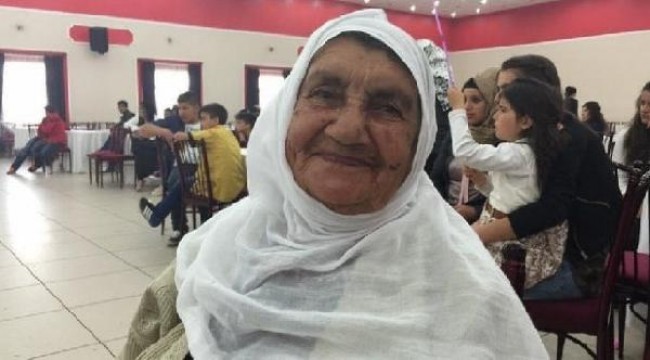 90 yaşındaki kadın 10 günde koronavirüsü yendi, alkışlarla taburcu oldu