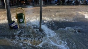 Adıyaman'da su borusu patladı, cadde göle döndü