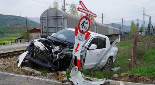 Adıyaman'da yük treni kamyonetle çarpıştı: 5 yaralı