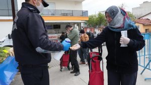 Akhisar Belediyesi, pazar yerinde 5 bin maske dağıttı