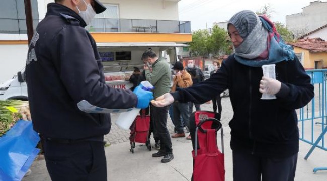 Akhisar Belediyesi, pazar yerinde 5 bin maske dağıttı