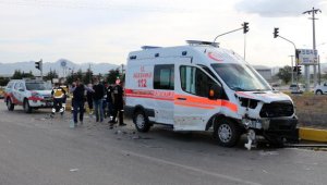 Ambulans ile otomobil çarpıştı: 2 yaralı