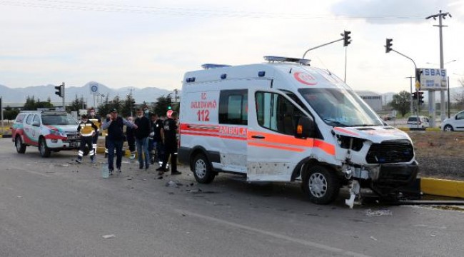 Ambulans ile otomobil çarpıştı: 2 yaralı