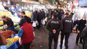 Ankara'da sokağa çıkma yasağı öncesi market ve pazarlarda yoğunluk