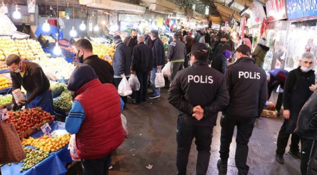 Ankara'da sokağa çıkma yasağı öncesi market ve pazarlarda yoğunluk