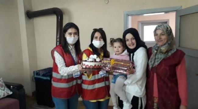 Babası gelemeyince Zeynep'in doğum gününü Vefa Grubu kutladı 