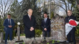 Bahçeli, Türkeş'in mezarını ziyaret etti