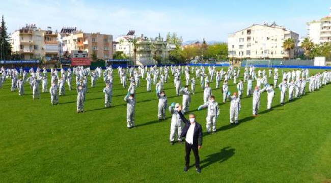 Belediye, 450 bin maskeyi kapı kapı dağıtıyor