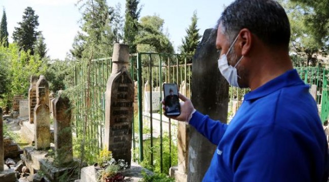 Belediye ekibinin desteği ile oğlunun mezarını telefondan izleyerek, dua etti