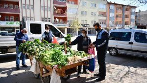 Belediye seyyar satıcıdan parayla satın aldığı ürünleri, ücretsiz dağıttı