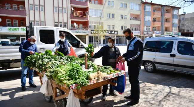 Belediye seyyar satıcıdan parayla satın aldığı ürünleri, ücretsiz dağıttı