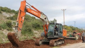 Belediye sözünü tutmadı, muhtar yol yapımına kendi başladı