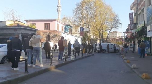 Beyoğlu ve Bahçelievler'de sosyal mesafeli pide kuyruğu