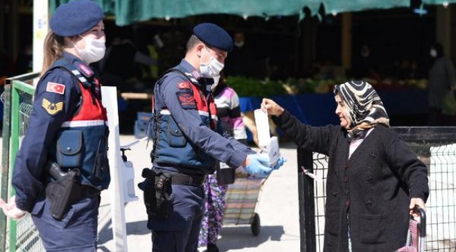 Çanakkale'de jandarma ekipleri 12 bin adet maske dağıttı