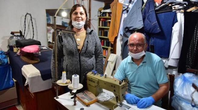 Emekli terzi, atölyeye çevirdiği evinde sağlıkçılara maske yapıyor