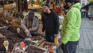 Eminönü'nde sokağa çıkma yasağı öncesi ramazan alışverişi hareketliliği 