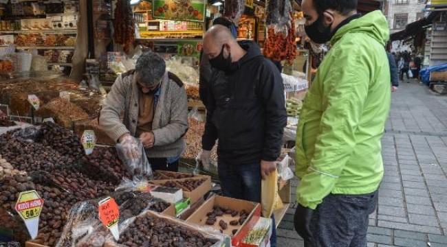 Eminönü'nde sokağa çıkma yasağı öncesi ramazan alışverişi hareketliliği 