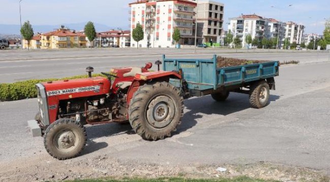 Freni boşalan traktörden atlayan 2 kişi yaralandı