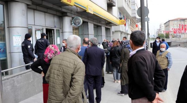 Gaziantep'te, PTT önlerinde yoğunluk