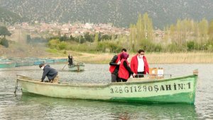 Gölün ortasında, 32 hanenin bulunduğu adada koronavirüsten uzak yaşıyorlar