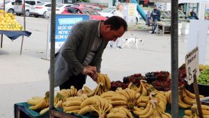 Görüntülendiğini anlayınca maskesini takıp, 'çilek yemek için çıkardım' dedi