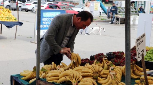 Görüntülendiğini anlayınca maskesini takıp, 'çilek yemek için çıkardım' dedi