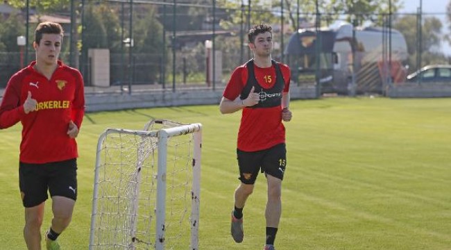 Göztepe'de futbolcular gruplar halinde çalıştı