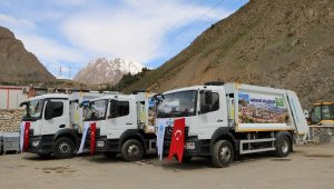 Hakkari Belediyesi'ne 1 milyon TL hibeyle alınan araçlar hizmete girdi