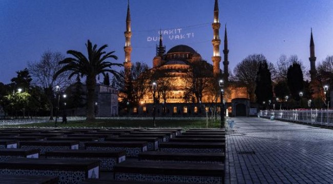 Her yıl dolup taşan Sultan Ahmet Meydanı'nda koronavirüs sessizliği