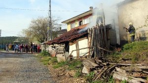 İftar için ekmek yaparkan odunluğu yaktılar