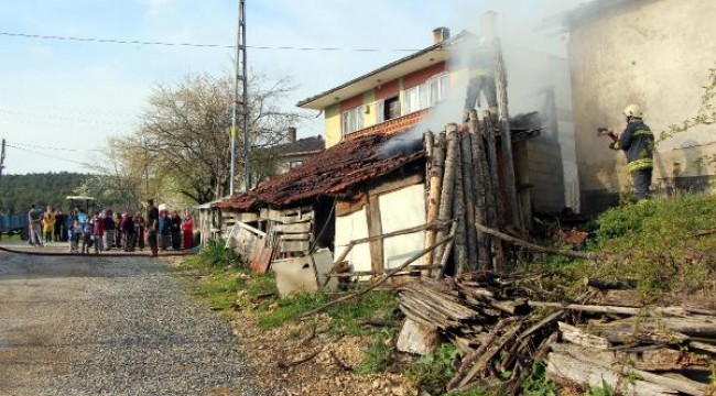 İftar için ekmek yaparkan odunluğu yaktılar