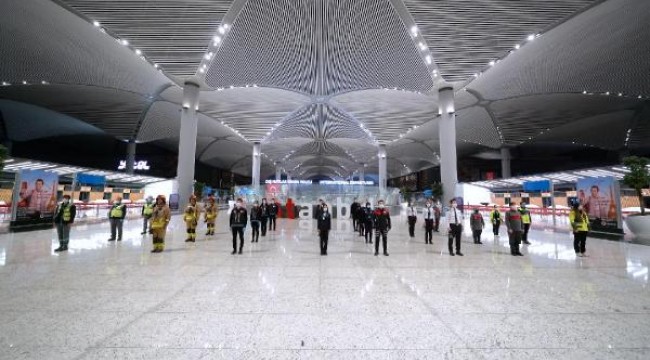 İstanbul Hava Limanı çalışanları İStiklal Marşı okudu 