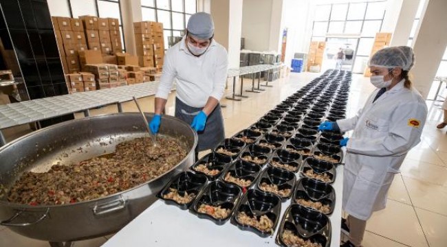 İzmir'de ihtiyaç sahiplerine iftarlık dağıtımı başladı