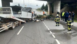 Kamyonet, köprülü kavşağın ayağına çarptı: 2 ölü, 1 yaralı  