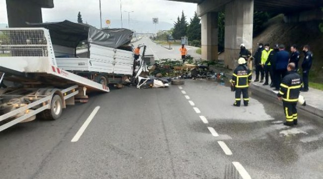 Kamyonet, köprülü kavşağın ayağına çarptı: 2 ölü, 1 yaralı  