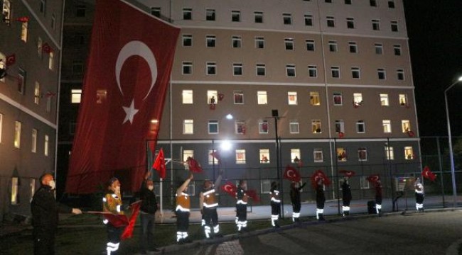 Karantinadaki işçiler pencereden İstiklal Marşı'nı okudu