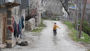 Karantinanın sonlandığı mahallede, sosyal mesafe kuralı ilke edinildi