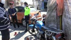 Kasksız, plakasız, ehliyetsiz motosikletle atık toplayan Suriyeli'ye 3 bin 833 TL ceza