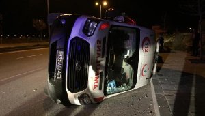 Kayseri'de otomobille çarpışan ambulans devrildi: 3 yaralı