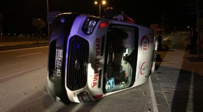 Kayseri'de otomobille çarpışan ambulans devrildi: 3 yaralı