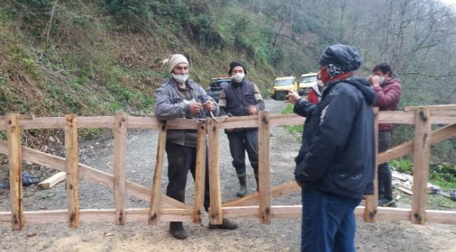 Koronavirüse karşı mahalle girişine kapı taktılar