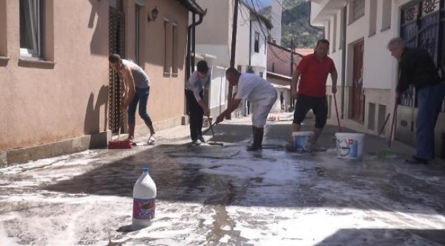 Kosova'da koronavirüse karşı mücadelede sokaklara erkek eli değdi