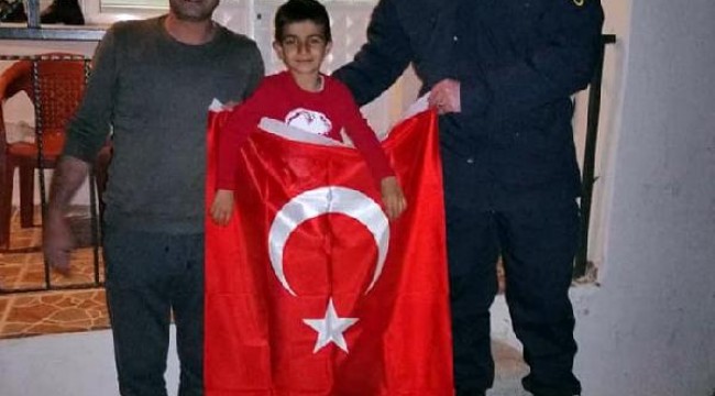 Küçük Fırat'ın bayrak isteğini jandarma yerine getirdi