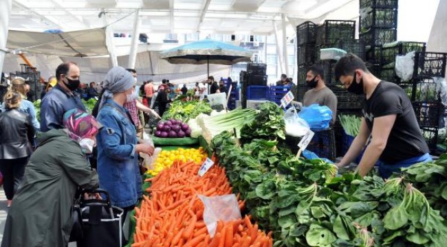 Küçükçekmece'de pazarda yoğunluk