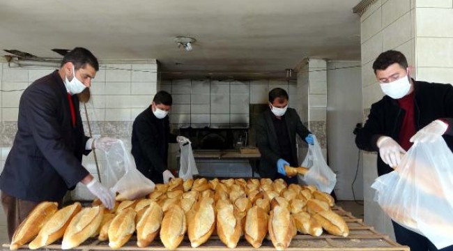 Mahalle muhtarı, evden çıkamayan 5 bin ücretsiz ekmek dağıttı