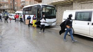 Masal kahramanı kostümleriyle çocuklara hediye dağıttılar