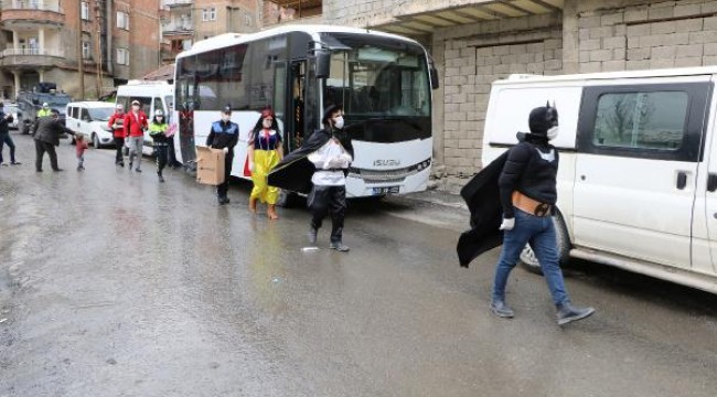 Masal kahramanı kostümleriyle çocuklara hediye dağıttılar