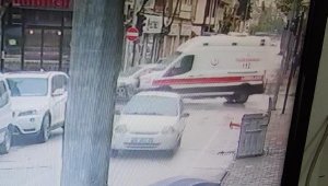 Otomobil ile ambulansın çarpıştığı kaza kamerada