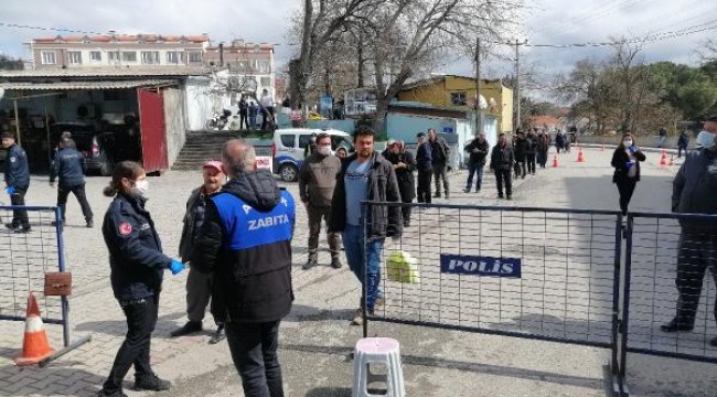 Pazar yerine girişte, 500 metrelik kuyruk oluştu