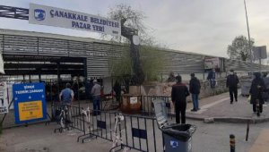 Pazarda kapılar kapanınca mahsur kalanlar, duvardan atladı